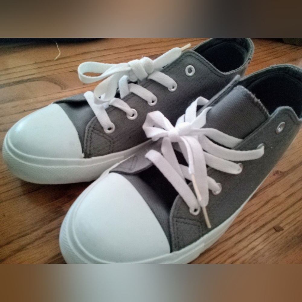 Women's Shoes by Serra, Size 9, Grey & White, Lace Up Low Top Sneakers, Like new